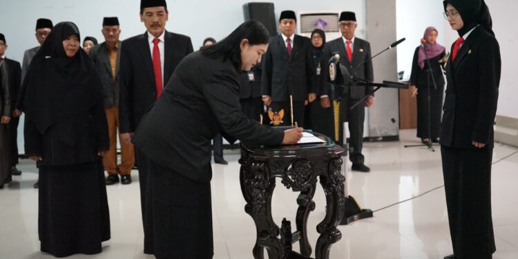 Mbak Wali Kukuhkan 61 Kepala Sekolah, Tekankan Peningkatan Mutu dan Pendidikan Karakter