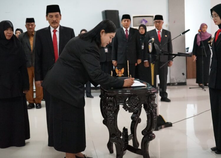 Mbak Wali Kukuhkan 61 Kepala Sekolah, Tekankan Peningkatan Mutu dan Pendidikan Karakter
