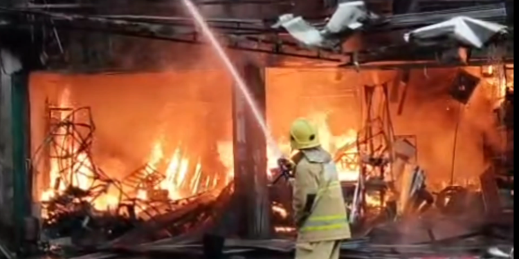 Toko Bangunan Ludes Terbakar, Kerugian Rp2,5 milyar