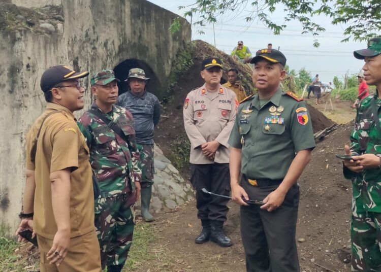 Dandim 0809/Kediri Tinjau Pembangunan Jembatan Gantung Garuda di Desa Keling