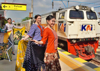 Rayakan Hari Ibu dan Dukung UMKM dalam Angkutan Nataru 2025/2026, KAI Daop 7 Madiun Gelar Fashion Batik dan Bazar di Stasiun Madiun