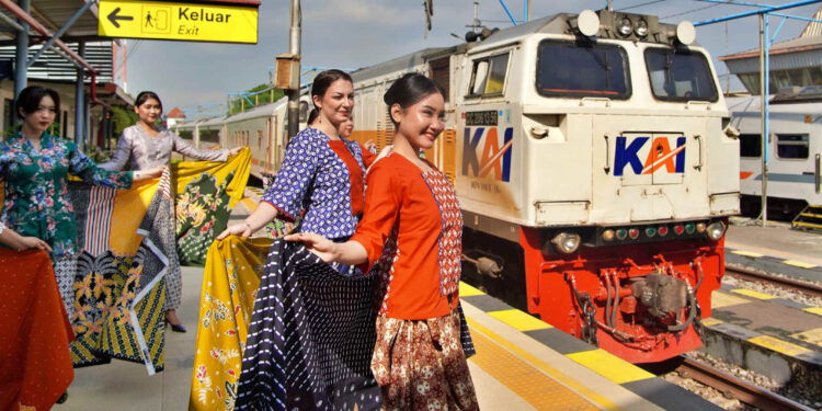 Rayakan Hari Ibu dan Dukung UMKM dalam Angkutan Nataru 2025/2026, KAI Daop 7 Madiun Gelar Fashion Batik dan Bazar di Stasiun Madiun