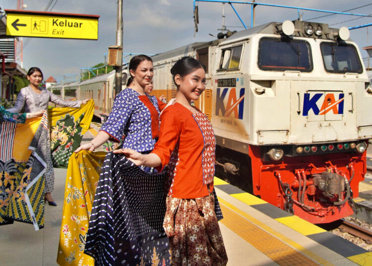 Rayakan Hari Ibu dan Dukung UMKM dalam Angkutan Nataru 2025/2026, KAI Daop 7 Madiun Gelar Fashion Batik dan Bazar di Stasiun Madiun