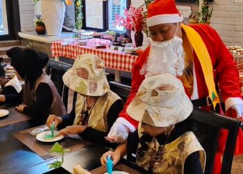 Sambut Natal, Anak-anak Menghias Cookies di Hotel