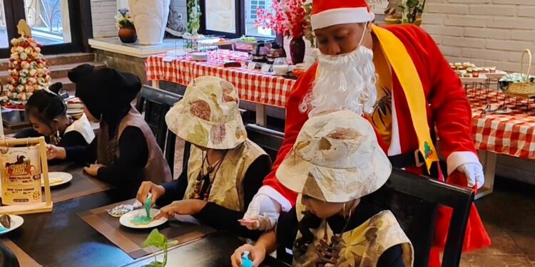 Sambut Natal, Anak-anak Menghias Cookies di Hotel