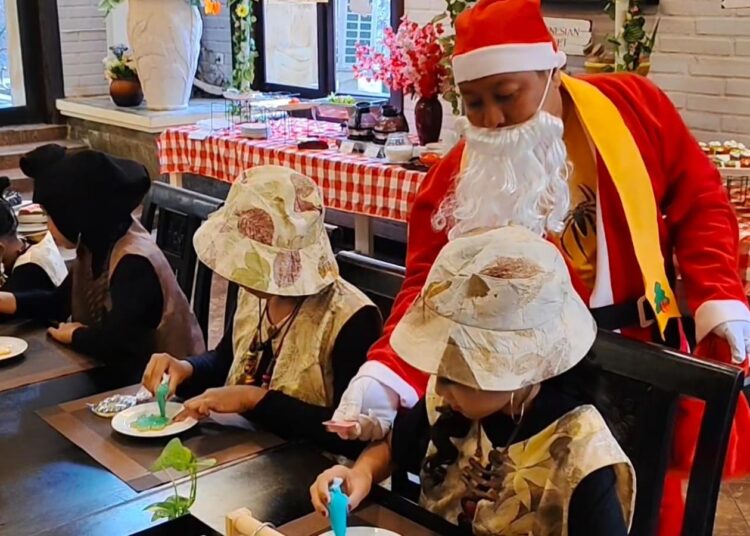 Sambut Natal, Anak-anak Menghias Cookies di Hotel