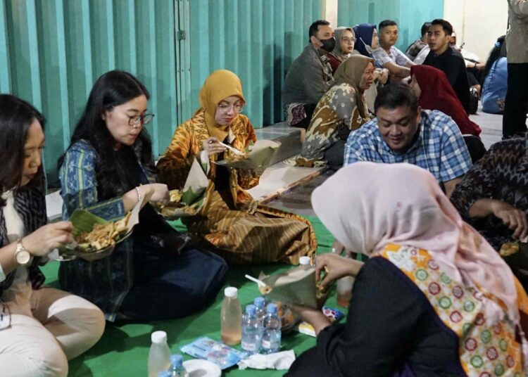 Mecel Bareng Mbak Wali di Jalan Stasiun, Pecel Tumpang Jadi Daya Tarik Kediri City Tourism