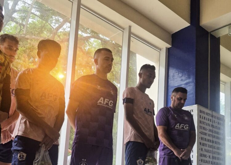 Berlaga di Kanjuruhan, Persik Kediri Doa Bersama di Gate 13