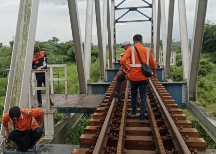 Guna Mitigasi Gangguan dan Pasca Pencurian Prasarana, Daop 7 Madiun Intensifkan Pemeriksaan Jalur Kereta Api