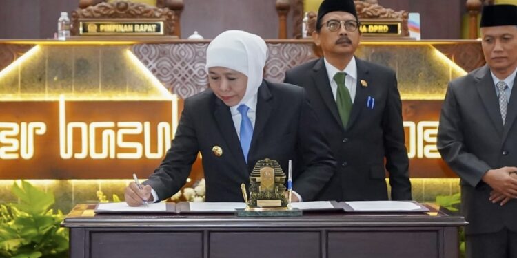 Khofifah Bersama Pimpinan DPRD Sahkan 2 Perda, Pelindungan Pemberdayaan Pembudi Daya Ikan dan Petambak Garam dan Penanggulangan Bencana