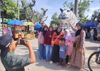 Viral Patung Macan Putih Berbentuk Unik, Jadi Objek Wisata Dadakan