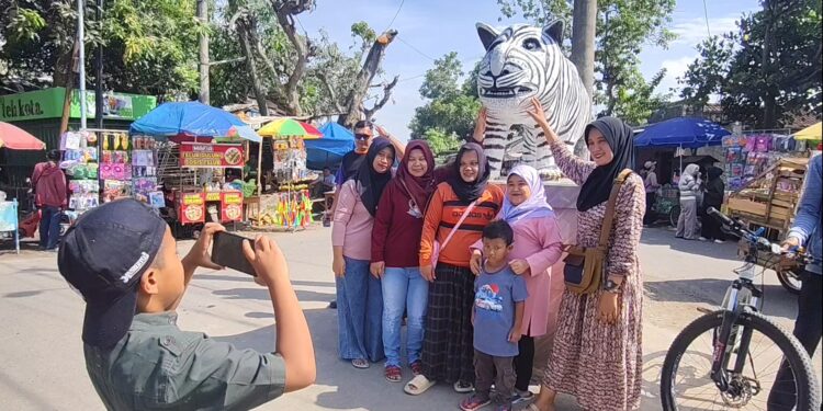 Viral Patung Macan Putih Berbentuk Unik, Jadi Objek Wisata Dadakan