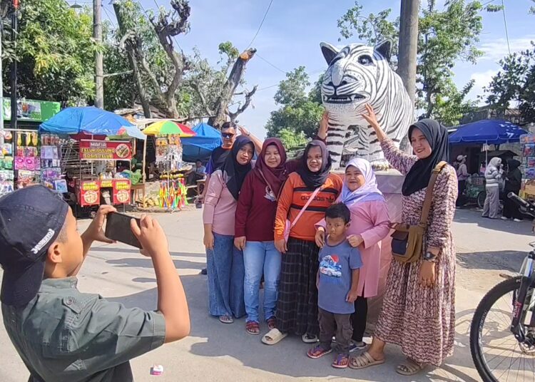 Viral Patung Macan Putih Berbentuk Unik, Jadi Objek Wisata Dadakan