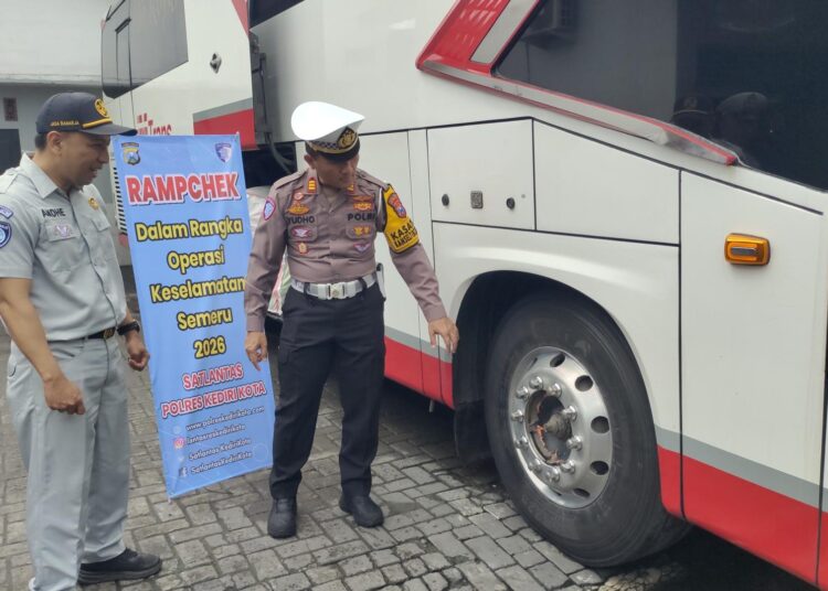 Operasi Keselamatan Semeru, Petugas Gabungan Lakukan Ramp Check Bus Pastikan Armada Laik Pakai