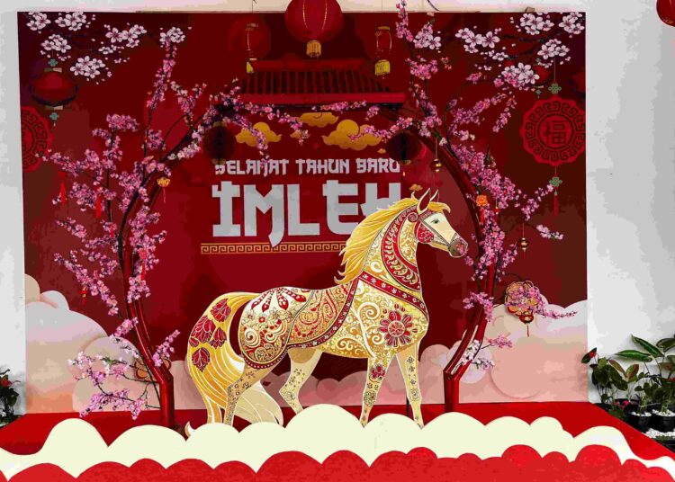 Sambut Tahun Baru Imlek 2577, KAI Daop 7 Madiun Hadirkan Ornamen Tematik dan Photobooth “Kuda Api” di Stasiun Madiun