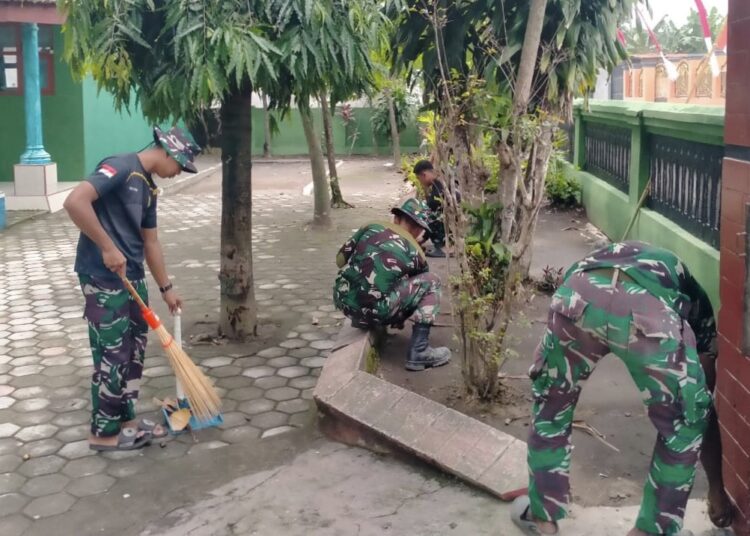 Sambut Ramadhan 2026, Satgas TMMD Kediri Bersihkan Fasilitas Umum di Desa Gadungan