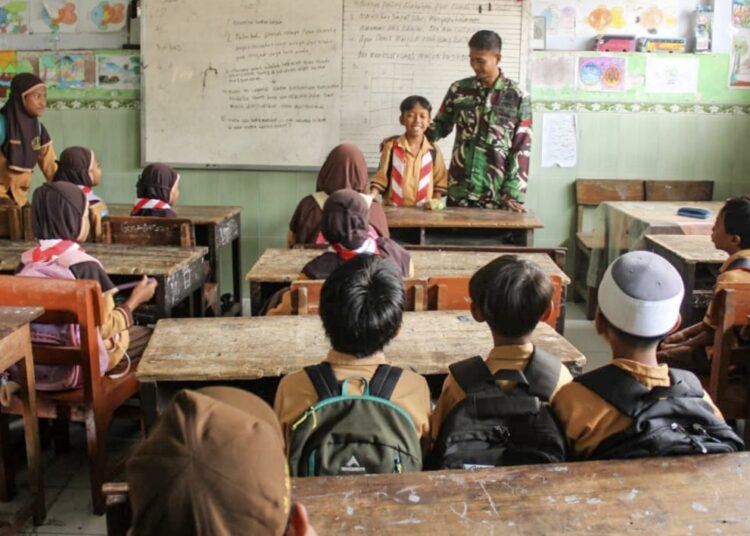 Perkuat Nasionalisme, Satgas TMMD Kediri Beri Pembekalan Wawasan Kebangsaan Bagi Siswa MI