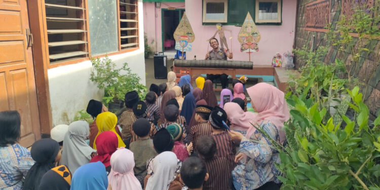 Edukasi Tertib Berlalu Lintas Bagi Anak TK Dengan Media Wayang