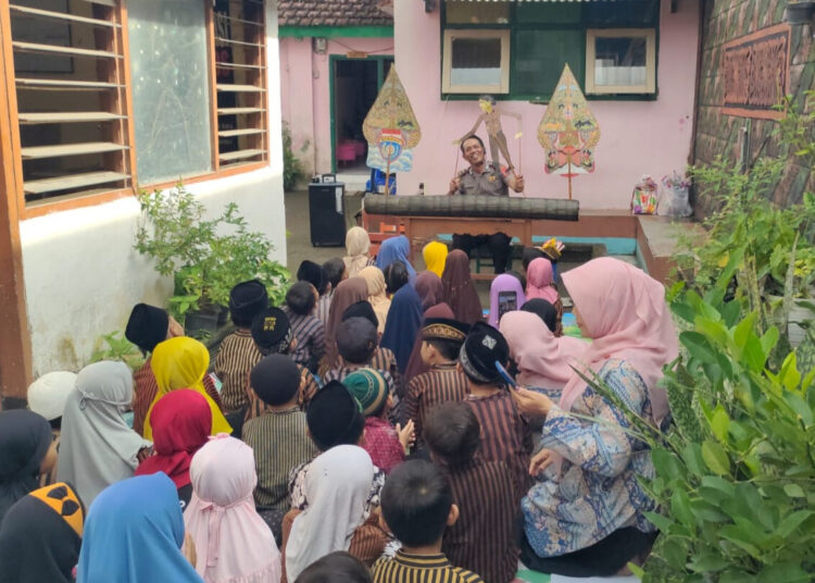 Edukasi Tertib Berlalu Lintas Bagi Anak TK Dengan Media Wayang