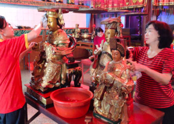 Jelang Imlek, Patung Dewa Berusia 2 Abad Dimandikan 