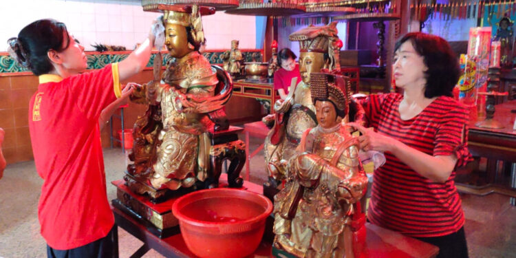 Jelang Imlek, Patung Dewa Berusia 2 Abad Dimandikan 