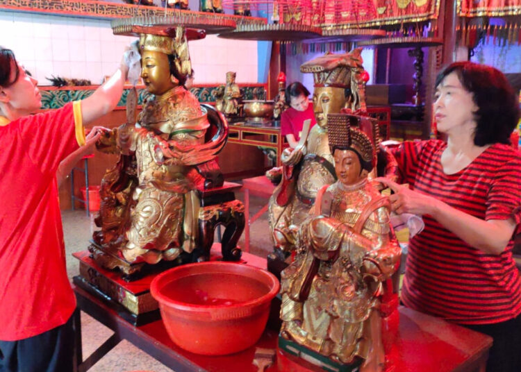 Jelang Imlek, Patung Dewa Berusia 2 Abad Dimandikan 