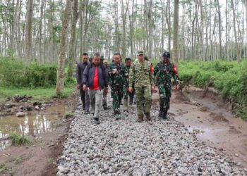 Dansatgas TMMD 127 Kediri Pastikan Proyek Infrastruktur Desa Gadungan Rampung Tepat Waktu