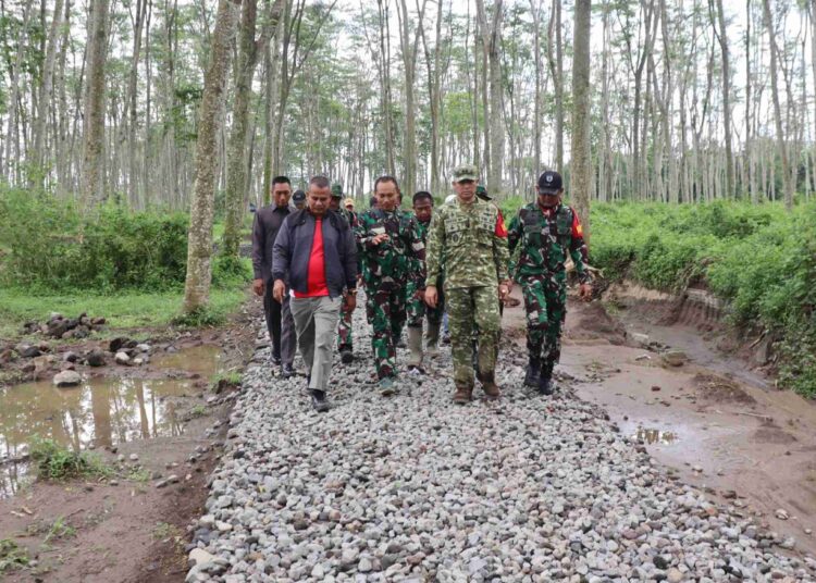 Dansatgas TMMD 127 Kediri Pastikan Proyek Infrastruktur Desa Gadungan Rampung Tepat Waktu