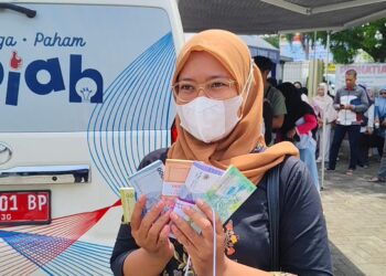 Sambut Tradisi Lebaran, Ratusan Warga Kediri Raya Serbu Layanan Penukaran Uang Baru BI