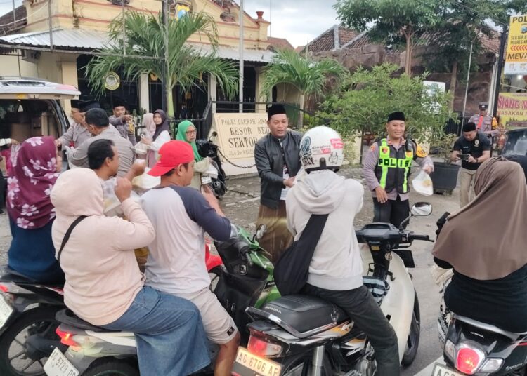 Polsek Gurah Bersama Pengusaha Bagikan 500 Paket Takjil Melalui Program “Mobil Senyum”