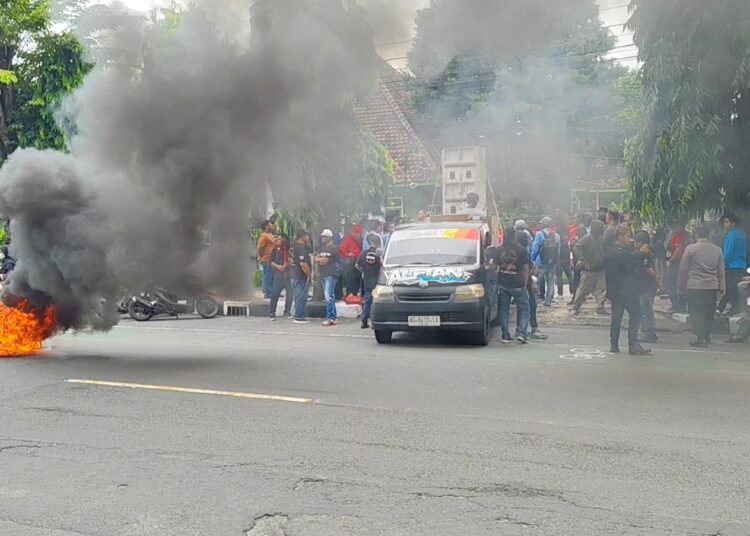 Puluhan Anggota Berbagai LSM Demo Tuntut Percepatan Ijin KDMP