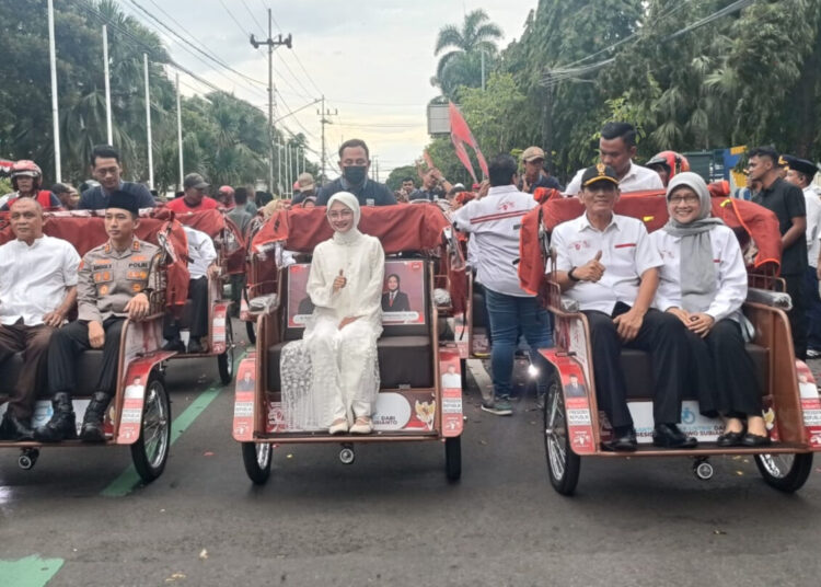 Lansia Tak Lagi Menggowes, 200 Tukang Becak di Kota Kediri Terima Becak Listrik dari Presiden