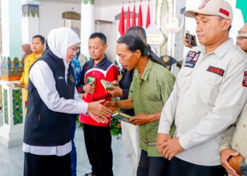 Khofifah Bagikan Mushaf Madinah Hadiah Raja Salman untuk Masyarakat Jatim