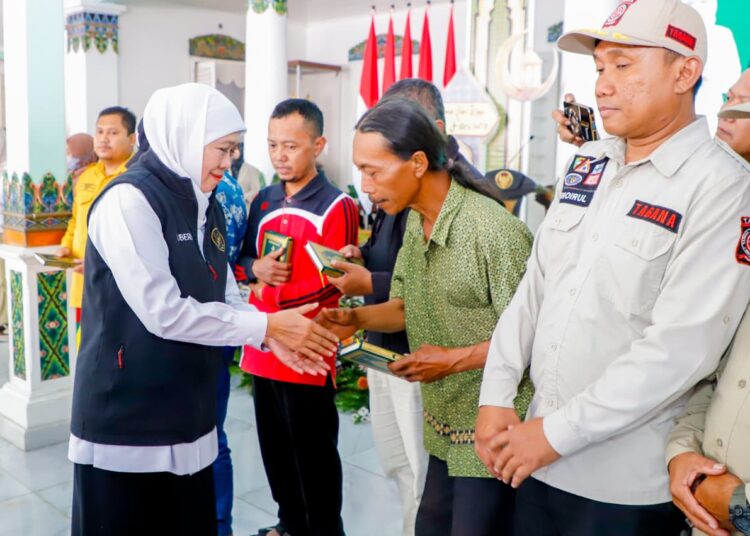 Khofifah Bagikan Mushaf Madinah Hadiah Raja Salman untuk Masyarakat Jatim