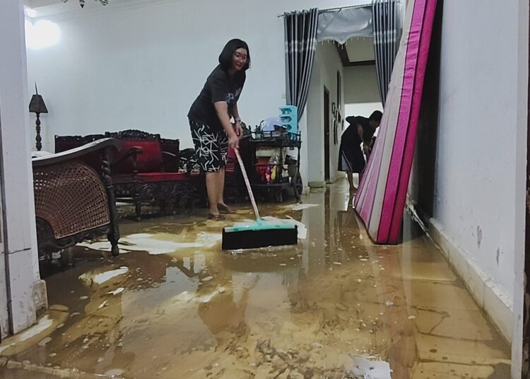 Hujan Deras dan Angin Kencang Terjang Kediri: Jalur Pare-Kandangan Terendam, Sejumlah Pohon Tumbang