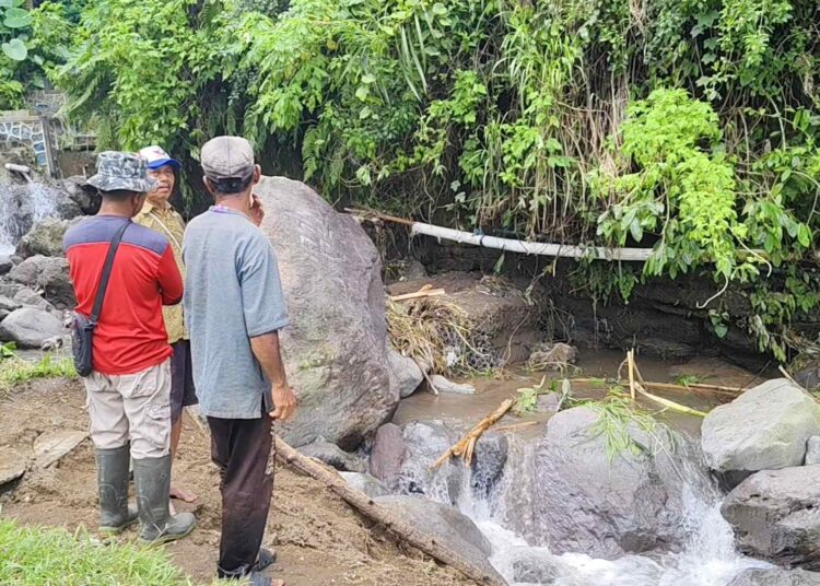 Banjir Terjang Desa Besowo, Pipa Air Bersih Putus dan 500 Warga Kesulitan Air