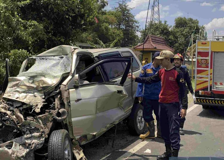 Mobil VS Truk Kontainer 1 Tewas, 1 Luka Berat