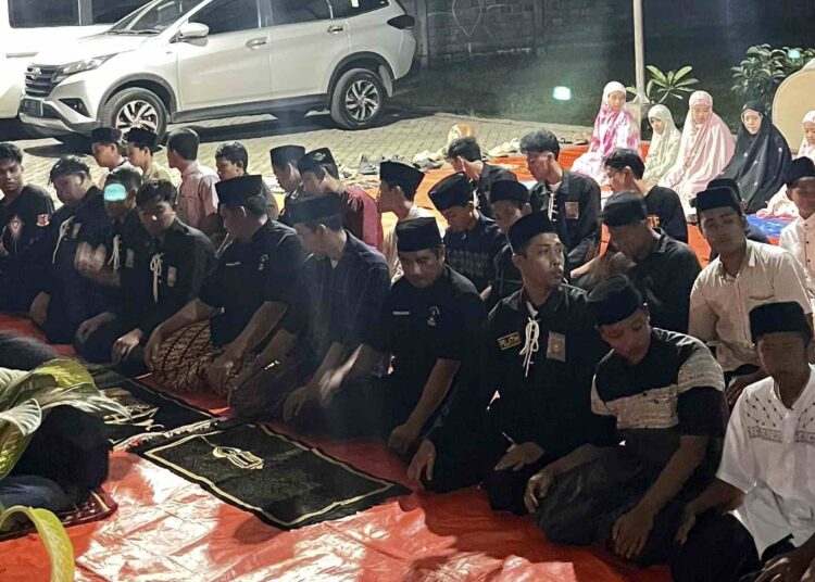 Tingkatkan Ketaqwaan, Puluhan Anggota PSHT Grogol Gelar Buka Bersama dan Tarawih Berjamaah
