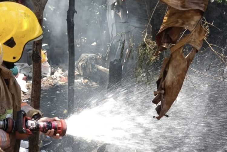 Dua Kebakaran Landa Kediri dalam Sehari: Gudang Rosok dan Rumah Warga Hangus