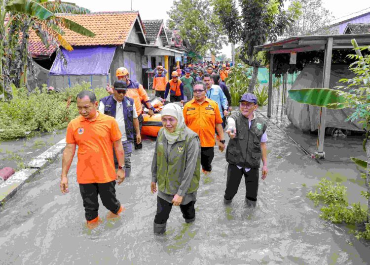 Banjir Pasuruan, Khofifah Terjun Tinjau Lokasi, Pastikan Keselamatan Warga dan Percepat Penanganan