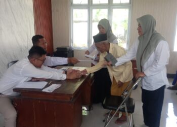 Puluhan Lansia di Kecamatan Ringinrejo Terima Bansos PKH Plus Tahap 1