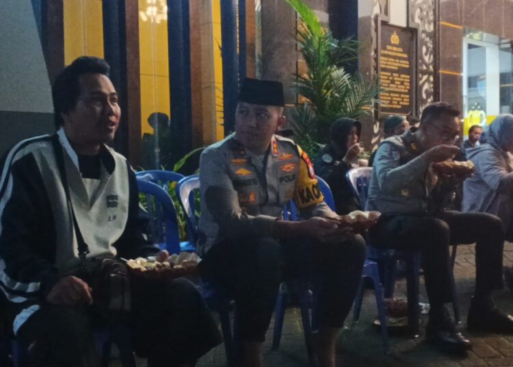 Dekatkan Diri Dengan Masyarakat, Polres Kediri Rutin Gelar Sahur Bersama Gratis