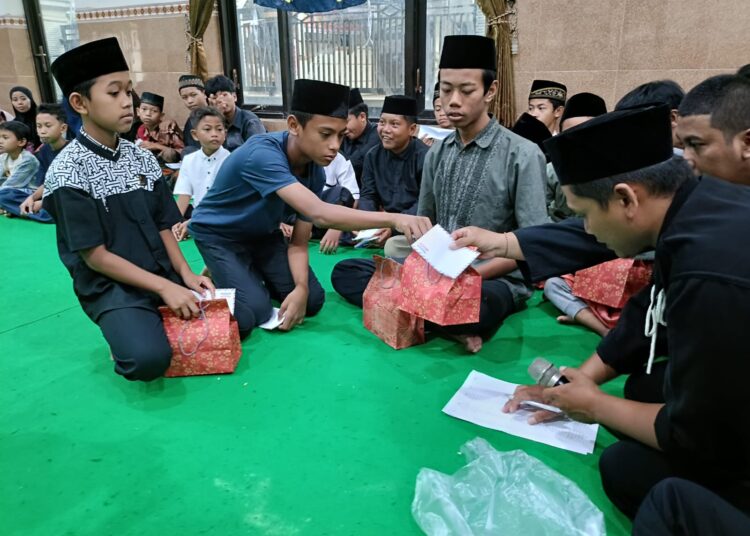 PSHT Ranting Puncu Santuni Puluhan Anak Yatim dan Lansia di Desa Gadungan