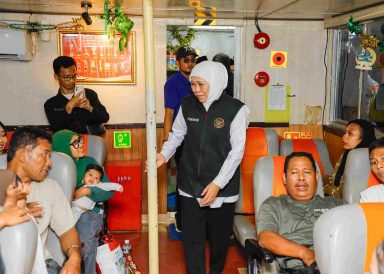 Khofifah Berangkatkan Warga Mudik-Balik Gratis Kapal Laut dari Pelabuhan Jangkar Situbondo