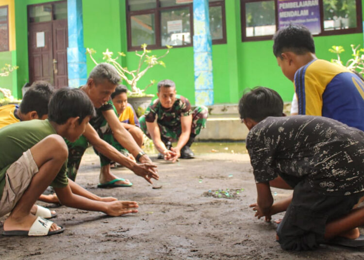 Satgas TMMD ke-127 Kediri Kenalkan Permainan Tradisional ke Siswa SDN 3 Gadungan