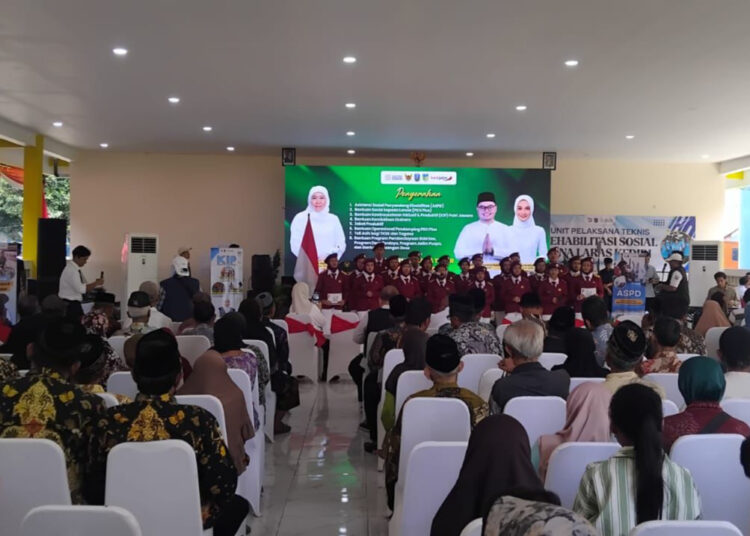 Target Entaskan Kemiskinan Ekstrem, Khofifah Salurkan Bansos Rp15 Miliar di Kediri