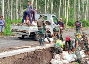 Paska Diterjang Hujan Deras, Satgas TMMD Bersama Warga Bersihkan Material Lumpur