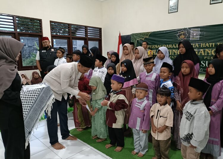 Isi Kepedulian Ramadan, SH Terate Ranting Ngancar Santuni 44 Anak Yatim