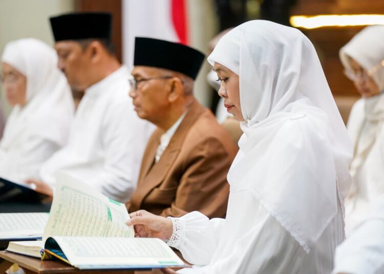 Khofifah Gelar Khotmil Qur’an Bersama Perangkat Daerah dan Komunitas Disabilitas Tuli Mengaji