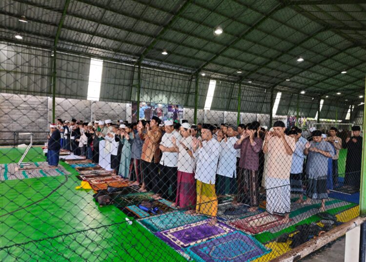 Ratusan Warga Forum Tabayun Kediri Gelar Salat Idul Fitri Hari Ini